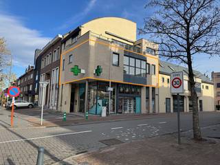 Comfortabel appartement binnen de grote ring met autostandplaats en ruime kelder.  Voorheen tandartspraktijk; momenteel 1 slaapkamer maar...