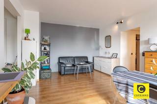 <p><span>Joli appartement de 2 chambres avec climatisation et terrasse !</span></p><p><span>Ce charmant appartement, prêt à emménager, est situé au 12e (et dernier) étage d'un immeuble bien entretenu, doté d'un ascenseur et bénéficiant d'un emplacement central à proximité des commerces, des écoles, des parcs, des transports en commun et des principaux axes routiers. Vous avez la garantie d'une vue magnifique, d'une grande luminosité, du calme et de l'intimité. Vous recherchez un appartement sans amiante, doté d'un PEB avantageux, d'une installation électrique conforme et d'un fort potentiel ? Que ce soit pour votre propre usage ou à des fins d'investissement, c'est l'occasion rêvée !</span></p><p><span> </span></p><p><span>Pièce à vivre &amp; e cuisine :</span></p><p><span>Dans le vaste espace de vie (environ 41 m²), vous profiterez, grâce aux baies vitrées récemment rénovées, d’une magnifique lumière naturelle accompagnée d’une vue phénoménale et verdoyante. La climatisation est également prévue, ce qui n’est pas un luxe superflu pendant les mois d’été de plus en plus chauds. La cuisine semi-ouverte, avec ses authentiques carreaux de mosaïque, s’intègre harmonieusement au salon. Elle est prête à l’emploi et offre de belles perspectives pour une future rénovation, comme par exemple l’ajout d’un îlot de cuisine avec un coin salon. Elle est équipée d'une plaque de cuisson vitrocéramique, d'un four, d'un réfrigérateur, d'un lave-vaisselle et d'un double lavabo. Le réfrigérateur-congélateur supplémentaire peut également rester en place si vous le souhaitez.</span></p><p><span> </span></p><p><span>Hall de nuit &amp; s chambres :</span></p><p><span>Les chambres spacieuses (environ 13 &amp; 14,5 m²) sont accessibles depuis le couloir, tout comme les deux toilettes, la buanderie séparée, la salle de bains et la salle de douche. Les deux chambres donnent accès à la terrasse, disposent de grands placards encastrés et la chambre principale a récemment été équipée de la climatisation. Non seulement un sommeil réparateur, mais aussi une vue imprenable sont garantis.</span></p><p><span> </span></p><p><span>Salles de bains, toilettes &amp; e et buanderie :</span></p><p><span>L'appartement dispose de deux salles de bains : la salle de bains principale est équipée d'une baignoire/douche et d'un meuble-lavabo, tandis que l'autre comprend une douche et un meuble-lavabo. L'appartement dispose de 2 toilettes séparées, toutes deux équipées de leur propre lavabo. La buanderie est indépendante et peut accueillir une machine à laver et un sèche-linge.</span></p><p><span> </span></p><p><span>Terrasse, cave &amp; local à vélos :</span></p><p><span>La vaste terrasse d’environ 17 m² s’étend sur toute la largeur de l’appartement et offre une magnifique vue panoramique. Vous pourrez y trouver le calme après une journée de travail bien remplie, avec ou sans un bon verre à la main. Deux caves de rangement pratiques sont incluses. Dans le parking souterrain, les vélos peuvent être rangés en toute sécurité et à l’abri de la pluie.</span></p><p><span> </span></p><p><span>Atouts supplémentaires :</span></p><p><span>- Mobiscore 9,2/10</span></p><p><span>- PEB B - 116</span></p><p><span>- Pompe à chaleur + 2 climatiseurs de type «'s »</span></p><p><span>- Double vitrage, en partie à haut rendement</span></p><p><span>- Installation électrique conforme</span></p><p><span>- Sans amiante</span></p><p><span>- Isolation du toit : 10 cm de PUR</span></p><p><span>- Panneaux solaires GD</span></p><p><span>- 2 caves</span></p><p><span>- Local à vélos commun</span></p><p><span> </span></p>
