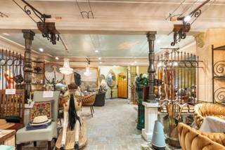 <p><strong>Horecapand te koop op toplocatie in Zeebrugge – Residentie <em>Palace Hotel.</em></strong></p>
<p>Bent u op zoek naar een unieke kans om uw eigen horecazaak te starten aan de kust? Dit commercieel pand op Zeedijk 2<strong> </strong>te Zeebrugge, gelegen in de iconische residentie <em>Palace Hotel</em>, staat te koop en biedt dé ideale basis voor een nieuw culinair of hospitalityconcept. Het pand werd jarenlang succesvol uitgebaat als horecazaak en is daardoor perfect uitgerust voor ondernemers die meteen aan de slag willen. De uitstekende zichtbaarheid en de ligging op de zeedijk zorgen voor een constante stroom potentiële klanten, van strandbezoekers tot locals en dagjestoeristen.<br /><br /><strong>Indeling: </strong><br />Inkomhal, consumptieruimte, bar, 2 keukens, stockageruimte, sanitaire voorzieningen. <br /><br /><strong>Troeven:</strong></p>
<ul><li>Toplocatie.</li><li>Historisch karakter en sterke commerciële uitstraling.</li><li>Mogelijkheid tot het aankopen van een studio.</li><li>Perfect voor ondernemers die een nieuwe zaak willen lanceren.</li></ul>
Meer informatie? Contacteer Ayita op 0496 13 43 12.