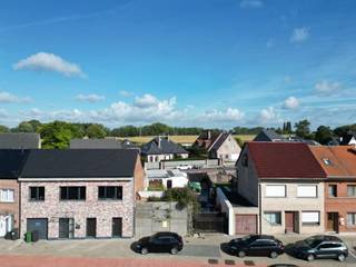 <p><span>Op een bijzonder interessante locatie, langs één van de belangrijke toegangswegen van Aalst, bevindt zich deze bouwgrond voor gesloten bebouwing. De ligging combineert een vlotte bereikbaarheid met de nabijheid van het stadscentrum en het OLV-ziekenhuis, waardoor dit perceel zowel voor eigen bewoning als voor een investering bijzonder interessant is.</span></p><p><span> </span></p><p><span>Een belangrijke troef is dat er reeds vergunde plannen aanwezig zijn, waardoor u snel en gericht aan de slag kunt. Bovendien zijn water en elektriciteit reeds voorzien, wat het bouwproces verder vereenvoudigt.</span></p><p><span> </span></p><p><span>Achteraan het perceel bevindt zich de Achterweg, wat extra mogelijkheden biedt voor de praktische ontsluiting. Zo kan er achteraan een parkeerplaats worden voorzien en is er een handige toegang voor fietsen.</span></p><p><span> </span></p><p><span>Daarnaast is er de mogelijkheid om te bouwen aan het verlaagde btw-tarief van 6%, onder de geldende wettelijke voorwaarden. Tevens is er een vrijstelling van de WADY-bijdrage.</span></p><p><span> </span></p><p><span>Een uitstekende opportuniteit voor wie op zoek is naar een bouwgrond met vergunning, een gunstige ligging en reeds heel wat praktische voordelen.</span></p><p><span> </span></p><p><span>Voor meer informatie en/of een bezoek, contacteert u Didier op het nummer 0476/ 73. 17. 99.</span></p><p><span> </span></p>