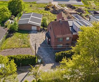 TE KOOP: toffe goedgelegen halfopen bebouwing met 180 m²!Deze toffe halfopen bebouwing is bijzonder centraal gelegen in Zulte-Olsene, aan de...