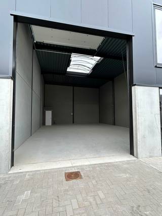 <p>Te huur: modern gesloten handelspand in de Bedrijvenstraat, gelegen in een KMO-zone van Ieper, op een strategische locatie nabij invalswegen.</p>
<p> </p>
<p>Dit nieuwbouwpand (bouwjaar 2025) biedt een uitstekende commerciële zichtbaarheid dankzij de drukke ligging. De locatie in de KMO-zone maakt het ideaal voor ondernemers die willen profiteren van een professioneel netwerk en goede bereikbaarheid. Bovendien is er parkeergelegenheid voorzien, wat het comfort voor klanten en leveranciers verhoogt.</p>
<p> </p>
<p>Belangrijkste ruimtes:<br />• Open handelsruimte met veel mogelijkheden voor inrichting<br />• Parkeerplaats voor klanten en personeel</p>
<p> </p>
<p>Troeven:<br />• Strategische ligging nabij invalswegen<br />• Gelegen in een actieve KMO-zone<br />• Nieuwbouw met moderne voorzieningen</p>
<p> </p>
<p>Neem vandaag nog contact op met je ERA-makelaar voor een bezoek.</p>
<p> </p>
<p>JOUW DROOMHANDELSPAND. ZO GEVONDEN!</p>