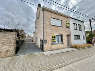 In het hartje van de Vlaamse Ardennen vindt u deze uitermate RUIME GEZINSWONING, gelegen in het dorp van Etikhove (Maarkedal), in de nabijheid...