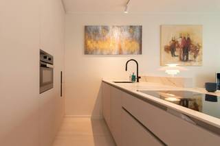 Prachtig 2 slaapkamer appartement met een ruim terras met zeezicht tussen de gebouwen door, gelegen op de tweede verdieping in de residentie "Osea".<br /><br />Indeling: <br />- ruime inkomhal voorzien van ingemaakte kasten (poederlak)<br />- gastentoilet<br />- woonkamer voorzien van een design kast van Lema met aansluitend een ruim prachtig terras<br />- open keuken uitgerust met een spoeltafel, inductie kookplaat (90cm) met ingebouwde dampkap (Novy), vaatwasmachine, frigo, diepvries en combi-oven<br />- grote berging met voorziening aansluiting wasmachine<br />- badkamer voorzien van een enkel lavabomeubel (Korian), douche en ingemaakte kast<br />- slaapkamer 1 (8m²) <br />- slaapkamer 2 (12m²) voorzien van ingemaakte kasten (poederlak) met aansluitend een terrasje met zicht op de prachtige binnentuin van de residentie<br /><br />Pluspunten: <br />- recent gebouw (2019)<br />- zeer kwalitatieve afwerking (keuken Diapal, veiligheidsdeur,..) <br />- mogelijkheid aankopen staanplaats in het gebouw <br />- EPC (A-label) <br />- zeer kwalitatieve duurzame materialen<br />- gelakte deuren met verborgen scharnieren <br /><br />Op zoek naar een instapklaar appartement met ruim terras dichtbij zee met zeezicht? Contacteer ons voor een bezoek ter plaatse. <br /><br /><br />Bestuursmaatregelen in het maatregelenregister: in aanvraag