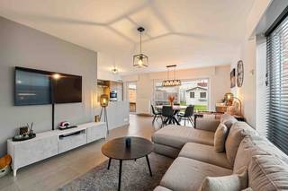 Nieuw op de vastgoedmarkt is deze topper!Energiezuinige gezinswoning met 3 slaapkamers, dressing en zonnige tuin op een gunstige ligging.Welkom in...