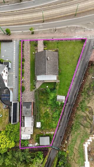 Welkom in de Beversebaan 79 te Zwijndrecht. Gelegen vlakbij invalswegen, openbaar vervoer en het centrum van Zwijndrecht vinden we deze <strong>ruime bouwgrond van maar liefst 1196m2</strong>.<br /><br />Op dit perceel staat momenteel nog een oude villa.<br />Dit biedt de mogelijkheid om, na afbraak en mits het bekomen van de nodige vergunningen, een nieuwbouwproject volledig naar eigen smaak en wensen te realiseren.<br /><br />Het ruime perceel is omringd door groen en beschikt over een aangename tuinzone, zowel achteraan als naast de bestaande woning.<br />Een ideale basis voor wie droomt van een moderne gezinswoning met veel buitenruimte.<br /><br />De bestaande oprit en garage zorgen bovendien voor een vlotte bereikbaarheid en voldoende parkeermogelijkheden.<br />Ook een kelder en tuinhuis zijn momenteel aanwezig op het perceel.<br /><br />Een uitstekende opportuniteit voor wie op zoek is naar bouwgrond met potentieel op een groene ligging.<br />Beschikbaar bij akte.<br /><br /><strong>Technisch:</strong><br />- EPC: 1108 kWh/m2jaar, EPC F<br />- G-&P-score: A&C<br />- Renovatieplicht<br />- WgLk, Gmo, Gvkr, Vg, Gvv