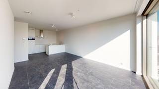 Schitterend <strong>appartement met panoramische zicht</strong> <br /><br />Gelegen op de zevende verdieping van de Antwerp Tower kijkt dit appartement uit over de Stad. <br /><br />Bekijk hier alvast de 360° video: https://my.matterport.com/show/?m=DUHYfqSQnwi<br /><br />Ruime en lichte leefruimte met <strong>open keuken met kookeiland</strong> voorzien van alle comfort en gebruikelijke toestellen. Handig is de berging naast de keuken met aansluiting voor wasmachine en droogkast. Koken met zicht op de stad: hier kan het! <br />Vervolgens <strong>twee slaapkamers</strong>, telkens met zicht op de stad én toegang tot het terras. Badkamer met inloopdouche en wastafel. Gastentoilet.<br />Het <strong>ruime terras</strong> is toegankelijk vanuit de leefruimte en de slaapkamers en is bovendien <strong>Zuid georiënteerd.</strong> <br /><br />Een ruime berging bevindt zich eveneens op de zevende verdieping. <br />Het appartement werd netjes en fris geschilderd! <br /><br />Mogelijkheid tot het huren van een <strong>autostaanplaats</strong> aan 250€ per maand. <br /><br />Kortom, de ideale woonplaats voor rasechte liefhebbers van de stad!