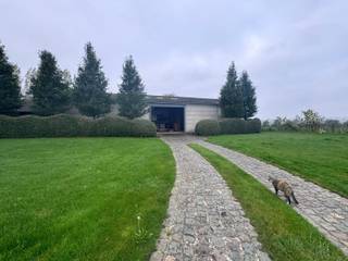 Deze loods/opslagplaats van 78 m2 maakt deel uit van een groter complex. De loods bevindt zich op een afgesloten privéterrein.Toegang via...