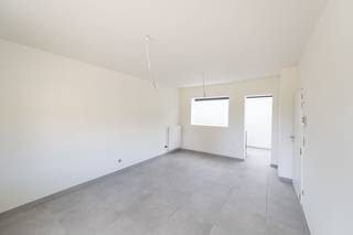 Aan het Heilig Hartplein in Zottegem, vlakbij de kerk van Bevegem, bevindt zich dit ruime en instapklare gelijkvloerse appartement. De ligging...