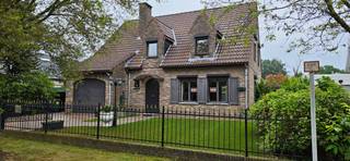 Vrijstaande woning met potentieel — 4 slaapkamers en 2 garages te Hove<br /><br /><br />Op een rustige locatie in Hove vindt u deze vrijstaande gezinswoning met heel wat mogelijkheden. Een pand met ruimte en volume, klaar om door de juiste kopers opgefrist en naar eigen smaak ingericht te worden.<br /><br />Via de oprit bereikt u de woning, met zowel een grote inpandige als een vrijstaande garage in de tuin. Binnen treft u een ruime living die doorloopt in de keuken en veranda, met directe toegang tot de tuin. <br />Boven liggen vier slaapkamers en een badkamer, en de royale zolder biedt extra ruimte voor hobby en opslag.<br /><br />Wie op zoek is naar een vrijstaande woning om een eigen stempel op te drukken, zit hier goed.<br /><br />Troeven<br />• Vrijstaande woning op een rustige locatie in Hove<br />• Oprit + inpandige en vrijstaande garage<br />• Ruime living, keuken en veranda met toegang tot de tuin<br />• 4 slaapkamers, 1 badkamer<br />• Ruime zolder voor hobby en opslag<br />• Tuin<br />• EPC: D (330 kWh/m2 jaar) - Geen renovatieplicht<br />• Mobiscore 8,7