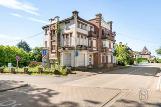 À vendre : propriété unique offrant 600 m² de surface habitable à Mont-de-l’Enclus, bénéficiant d’une vue magnifique et située dans un emplacement de premier choix.

Située au centre de Mont-de-l’Enclus, cette propriété exceptionnelle offre une surface habitable de pas moins de 600 m².
Une opportunité rare dans un emplacement premium, avec de nombreuses possibilités pour ceux qui recherchent de l’espace et du potentiel.

Qu’est-ce qui rend ce bien unique ?
La maison est actuellement à l’état de gros œuvre fermé, ce qui vous laisse la liberté de l’aménager entièrement selon vos goûts, ou éventuellement de la redévelopper en fonction de votre projet.
Cette propriété offre un volume exceptionnel, idéal pour diverses affectations telles qu’une grande maison familiale, un investissement ou un projet de développement (sous réserve d’obtention des permis). Possibilité de créer 6 appartements.

Pour qui est-ce idéal ?
Idéal pour les investisseurs, les promoteurs immobiliers ou les acquéreurs à la recherche d’un bien unique offrant de grands volumes dans un emplacement recherché.

À vendre via Immo Beguin, votre expert immobilier depuis 2009, avec des bureaux à Renaix, Waregem, Courtrai, Deinze, Tournai et Lessines.
Plus d’infos ou visite via info@immobeguin.be