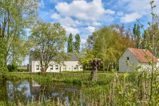 Idéalement située sur un terrain de 8 720 m² sur la colline de Poelberg à Tielt,cette ferme est nichée dans un écrin de verdure, accessible par les...