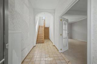 Cette maison spacieuse est idéalement située à proximité du centre de Hamme et offre une surface habitable d'environ 175 m². Grâce à ses...
