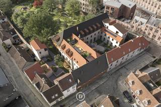 Verscholen in het hart van Brugge, bevindt zich een historische site die na jaren leegstand een bijzondere herbestemming krijgt. Een gewezen klooster herleeft tot nieuwe woonzone met een ongeëvenaarde signatuur. Het klooster wordt opgewaardeerd tot een klassevol woonproject, waarbij de originele erfgoed-elementen stijlvol worden ingepast in de nieuwe architectuur, en waarbij zowel appartementen, woningen als een exclusieve kapelloft worden gecreëerd. De combinatie met een privatieve tuin van 5.000m² in hartje Brugge maakt van Karmel een werkelijk uniek project.<br /><br />Alle entiteiten worden afgewerkt met hoogwaardige materialen, en bovendien wordt ook verregaand ingezet op duurzaamheid via oa. geothermische warmtepompen, zonnepanelen en regenwaterrecuperatie.<br /><br />Ook binnenin de appartementen wordt dezelfde karakteriserende sfeer van het klooster zo veel mogelijk doorgetrokken aan de hand van het individuele interieurontwerp dat werd gemaakt per woonentiteit. Het kleurenpallet, de materialen van de afwerking en de historische elementen die op verschillende plaatsen behouden zijn, vormen een mooie balans tussen het heden en het verleden, wat deze appartementen natuurlijk uniek maakt binnen de stad.<br /><br />Het appartement kent een oppervlakte van 163m² met een terras van 7 m². Het appartement beschikt over 2 slaapkamers, 2 badkamers en een prachtige leefruimte met open keuken.<br />Er zijn meerdere appartementen beschikbaar binnen het project. Mocht u meer informatie willen, aarzel dan zeker niet om contact op te nemen. <br /><br />Link naar website: https://www.karmelbrugge.be/