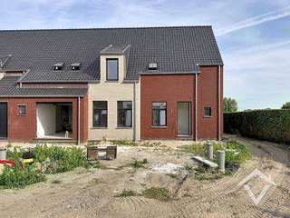 Deze nieuwbouwwoning bestaat uit: inkomhal - toilet - living - keuken - terras - tuin - wasplaats - berging - nachthal - 4 slaapkamers - badkamer - zolder. <br /><br />EPC: woning in aanbouw. Vrij 1/10/2026. Huurprijs 1475 €/mnd