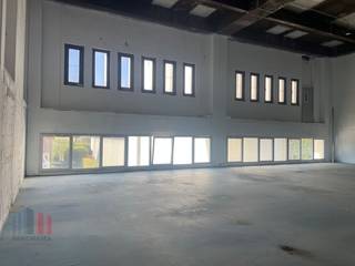 Fenomenaal gelegen KMO-unit van 522 m² te huur aan het knooppunt van de Ring met de A12, op de vroegere site van Douwe Egberts. De loods met een vrije hoogte van 8,25 m bevindt zich op de tweede verdieping en is voorzien van een interne schuifpoort. Verder aanwezigheid van een goederen- en personenlift, docklevellers, keuken, sanitair, ... op de site.<br /><br />De unit maakt deel uit van een logistiek, duurzaam en multifunctioneel bedrijvenpark "Hi!" bestaande uit een gestapelde KMO-hal van 12 units. De units lenen zich perfect voor ambachtelijke productie, creatieve studio en/of stockage. Tevens mogelijkheid tot huren van kantoren met oppervlaktes van 150 m² tot 715 m² (samenvoegbaar tot 1.333 m²). Ruime parkeer- en manoeuvreerruimte voorzien op het terrein met aanwezigheid van 4 snellaadpalen.<br /><br />Contacteer PANORAMA B2B voor bijkomende inlichtingen of een vrijblijvend plaatsbezoek 02 540 20 61.