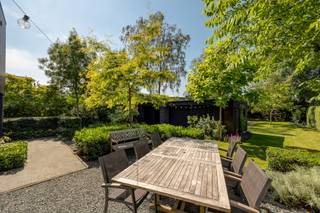 <strong><span>Instapklare energiezuinige halfopen bebouwing met 4 à 5 slaapkamers op 900m²</span></strong><br />
<p>Deze ruime en verzorgde halfopen bebouwing met mooie tuin biedt een ideale combinatie van comfort, ruimte en functionaliteit. Dankzij de recente aanbouw uit 2022 geniet de woning van extra ruimte en een eigentijdse uitstraling.<br /><br />Inkomhal op tegelvloer, voorzien van een praktische vestiaire. <br />De lichtrijke woonkamer (35m²) in L-vorm met gezellige zithoek beschikt over de mogelijkheid om een open haard te plaatsen. Aansluitend bevindt zich de volledig ingerichte keuken, uitgerust met een kookeiland met 5-pits gasvuur en dubbele spoelbak, dampkap, combi hetelucht-/microgolfoven, vaatwasser, koelkast en ontbijthoek. Toegang naar de kelder.</p>
<p>Naastgelegen bevindt zich een wasplaats/berging met ingemaakte kast, een gastentoilet en rechtstreekse toegang tot het terras en de tuin.</p>
<p>Op de eerste verdieping geeft de nachthal op parket toegang tot vier volwaardige slaapkamers, eveneens afgewerkt met parket. De masterbedroom beschikt bovendien over een aparte dressing. De ruime badkamer is volledig ingericht met een ligbad, dubbele lavabo in meubel, comfortabele inloop-regendouche en handdoekradiator. Daarnaast is er een afzonderlijk toilet.</p>
<p>Via een vaste trap bereikt u de zolderverdieping, waar een ruime zolderkamer op plankenvloer perfect kan worden ingericht als vijfde slaapkamer, hobbyruimte of thuiskantoor.</p>
<p>Buiten geniet u van een mooi aangelegde tuin met veel privacy, een carport en een afzonderlijk garagegebouw (44m²) dat eveneens dienst kan doen als fietsenberging of extra opslagruimte.</p>
<p><span>Extra:<br /></span>* CV op gas 2023<br />* Regenwaterput met aansluiting op toiletten en buitenkraantje<br />* Nieuwbouwgedeelte en garagegebouw 2022<br />* EPC B<br />* Elektriciteit vernieuwd (wordt conform afgeleverd)<br />* Kelder<br />* Zonnepanelen</p>
<p>De woning is uitstekend gelegen in een parallelweg langs de Turnhoutsebaan in Schilde, met een vlotte verbinding naar Antwerpen en de omliggende gemeenten. Winkels, supermarkten, scholen, openbaar vervoer en diverse horecazaken bevinden zich in de onmiddellijke omgeving.</p>
<p>Deze ruime gezinswoning is de ideale keuze voor wie op zoek is naar een recent gerenoveerde energiezuinige woning, een zonnige tuin en een uitstekende bereikbaarheid in het geliefde Schilde.<br /><br />Stedenbouwkundig uittreksel in aanvraag.</p>