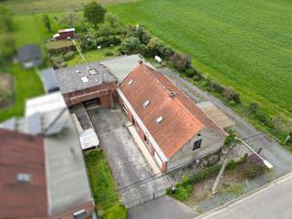Vlieg mee over deze eigendom: https://www.youtube.com/watch?v=yPn7GZpvFZcCharmante woning op een PERCEEL VAN 2154 M² ligt in het HART VAN DE VLAAMSE...
