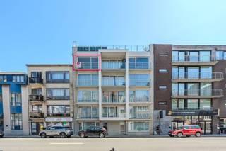 Cet appartement de 2 chambres bien entretenu à vendre est situé dans un emplacement privilégié au cœur de Mariakerke (Ostende). Cet appartement lumineux est situé au quatrième étage de la résidence Zuidzande et constitue l'opportunité idéale pour ceux qui recherchent le confort, la paix et la proximité de la mer. La plage, les transports en commun et de nombreuses commodités locales sont accessibles à pied.<br /><br />Disposition<br />- hall d'entrée<br />- espace de vie lumineux <br />- cuisine ouverte équipée d'un évier double, d'un four combiné, d'une cuisinière vitrocéramique et d'un réfrigérateur avec congélateur.<br />- débarras séparé avec raccordement pour machine à laver<br />- salle de bain avec meuble de toilette avec double vasque et baignoire<br />- chambre 1 (11m²) <br />- chambre 2 (14 m²)<br />- terrasse ensoleillée et calme à l'arrière, accessible par les chambres<br />- toilettes séparées avec lave-mains<br /><br />La résidence est bien entretenue et dispose d'un local à vélos commun facilement accessible au rez-de-chaussée.<br /><br />Trump<br />- emplacement idéal au cœur de Mariakerke, près de la plage et du front de mer<br />- entièrement prêt à emménager et bien entretenu<br />- deux chambres complètes<br />- terrasse ensoleillée et calme à côté des chambres avec vue dégagée<br />- inspection électrique positive<br />- excellent score Mobiscore de 9,1/10<br /><br />Êtes-vous intéressé par ce bel appartement à vendre à Ostende ? Contactez-nous rapidement pour une visite sur place !<br /><br />Registre des mesures: non