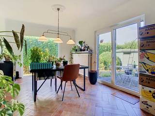Vous recherchez un bâtiment ouvert prêt à emménager dans un environnement calme et verdoyant ? Cet établissement récemment rénové vous offre tout le confort d'un bungalow de plain-pied, combiné à un excellent emplacement. La maison a été entièrement rénovée en 2024 avec des matériaux de haute qualité, de nouvelles fenêtres et portes, une cuisine et une salle de bains modernes et est équipée de panneaux solaires.<br /><br />Louer cette belle maison, c'est profiter d'une oasis de paix à la périphérie du village, tout en étant à portée de main de toutes les commodités. L'accessibilité est excellente : vous bénéficiez d'une connexion fluide vers le Waaslandhaven, la N70 et les autoroutes E34 et E17. Les écoles, les commerces et les transports en commun sont également à proximité.<br /><br />Rez-de-chaussée<br />-Hall d'entrée<br />-Salon lumineux<br />-Nouvelle cuisine (2024)<br />-Salle de bain : rénovée en 2024<br />-Toilette<br />-Chambre 1<br />-Chambre 2<br /><br />Vous pourrez vous détendre dans le jardin. La maison de jardin offre un espace de rangement supplémentaire pour vos outils de jardinage et/ou vos vélos.<br /><br />Au-dessus du garage, il y a un grenier très spacieux qui sert parfaitement d'espace de rangement supplémentaire, en isolant complètement le sol.<br /><br />Le garage peut accueillir une voiture. 3 voitures peuvent se garer dans l'allée.<br /><br />Êtes-vous curieux de découvrir cette opportunité unique dans le Waasland ? Demandez votre visite dès aujourd'hui via dewaele.com. Cliquez sur le bouton rouge « demander une visite », créez votre profil de location et nous vous contacterons. À bientôt ?<br /><br />La maison est disponible à partir du 01/08/2026 et peut être louée via un bail de 9 ans.