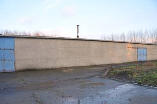 Privaat gelegen magazijn (400m²) met parking en oprit. Dak vernieuwd. Hoogte 3,3m. Water aanwezig, ideaal voor stockage.Gelegen te Nokere (grens...