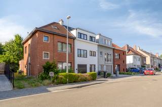 <p><u><strong>Mechelen: Rustig gelegen woning met gezellige tuin en garage</strong></u><br /><br />Deze woning biedt een uitstekende basis dankzij haar gunstige EPC-score C, waardoor er geen renovatieverplichting van toepassing is. Met de nodige modernisering creëert u hier een hedendaagse gezinswoning op een toplocatie.</p>
<p>Een van de grootste troeven is de ruime, groene tuin, waar u in alle rust kunt genieten van het buitenleven. Daarnaast beschikt de woning over een aparte garagebox, wat zorgt voor extra comfort en parkeergelegenheid.</p>
<p>Dankzij de rustige ligging in een aangename woonwijk, gecombineerd met de vele mogelijkheden die deze woning te bieden heeft, is dit een unieke kans voor wie op zoek is naar een woning met karakter, potentieel en een uitstekende ligging.<br /><br />Belangrijkste ruimtes:</p>
<ul><li>Ruime leefruimte</li><li>Open keuken met zicht op de groene tuin</li><li>3 slaapkamers</li><li>Zolderkamer met veel potentieel </li></ul>
Troeven:
<ul><li>Rustig gelegen </li><li>Gezellige, groene tuin</li><li>Garagebox</li><li>Ruime leefruimte met zicht op tuin</li></ul>