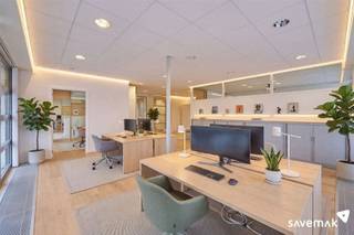 <p><span>Espace commercial multifonctionnel d'une surface utile de 185m².<br /><br />Une entrée séparée donne accès à l'espace client.</span></p><p><span> </span></p><p><span>En outre, il y a actuellement des bureaux séparés et des bureaux de réception.<br /><br />A l'arrière de la zone de bureaux, il y a une cuisine et deux toilettes séparées.<br />En outre, il y a un sous-sol qui est actuellement utilisé comme espace d'archivage.</span></p><p><span> </span></p><p><span>Technique :</span></p><p><span> </span></p><p><span>+ rénové en 2003</span></p><p><span>+ pas d'obligation de rénovation car étiquette énergétique B !</span></p><p><span>+ l'installation électrique est conforme</span></p><p><span> </span></p><p><span>L'espace commercial peut être soumis à l'obligation de rénovation imposée par le gouvernement flamand pour les bâtiments non résidentiels. Pour plus d'informations, consultez le site web de l'Agence flamande de l'énergie et du climat à l'adresse https://www.energiesparen.be/nr/renovatieverplichting.</span></p><p><span> </span></p>