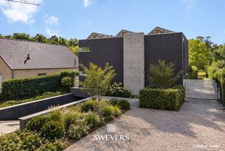 Voor meer info en foto’s, surf naar www.swevers.be – Dennenstraat 61 in Ham is een instapklare open bebouwing met 256 m² bewoonbare oppervlakte, gelegen op twee percelen met een totale oppervlakte van maar liefst 1.655 m². De woning werd gebouwd in 2005 en combineert een praktische indeling met veel binnen- en buitenruimte.<br />Op het gelijkvloers bevinden zich de inkomhal met gastentoilet, een ruime woonkamer van 38 m² en een open keuken van 11,57 m² met plaats voor een eiland. Een aparte berging en ingemaakte kasten zorgen voor extra opbergruimte. De eerste verdieping telt drie slaapkamers van 15,30 m², 10,98 m² en 10,07 m², aangevuld met een badkamer, apart toilet en berging. Een grote troef is de volledige onderkeldering van circa 50 m², met onder meer twee kelderruimtes, een wasplaats en een inpandige garage. Daarnaast is er een tweede, vrijstaande garage.<br />Buiten geniet je van een royaal westelijk georiënteerd perceel en een zwembad, ideaal om optimaal van zonnige namiddagen en avonden te genieten. Scholen en winkels liggen op circa 1,1 km, terwijl openbaar vervoer en restaurants zich op minder dan 500 meter bevinden. Voor meer informatie, bel 011 255 155. Bron bewoonbare oppervlakte: EPC – verslag.