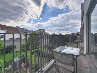 <p><strong>SCHAERBEEK, in een aangename en rustige wijk, dicht bij alle voorzieningen (NAVO, luchthaven, stadscentrum) + kelder, parkeerplaats en fietsenstalling.</strong></p>
<p><b><u>Op de 2e verdieping ONBEMEUBELD</u>:</b></p>
<ul>
<li>Hal</li>
<li>Wasruimte met wasmachine</li>
<li>Apart toilet</li>
<li>Woonkamer van ± 33 m² met toegang tot een mooi terras van ± 5 m² op het ZUIDWESTEN</li>
<li>Halfingerichte open keuken (afzuigkap, elektrische kookplaten, koelkast, vriezer, oven/magnetron, vaatwasser)</li>
<li>Slaapkamer: ± 10 m² (3,41 x 3 m) met aangrenzende doucheruimte.</li>
</ul>
<p>Kelder nr. 20</p>
<p>Overdekte parkeerplaats nr. 17</p>
<p><u>Provisie gemeenschappelijke kosten </u>: 80 €/maand</p>
<p>Beschikbaar vanaf 01/07/2026!</p>