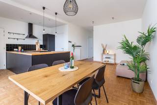 Locatie: <br />In een rustige straat, de Kleine Goddaard, pal in het historisch centrum vinden we dit prachtig appartement in een standingvolle residentie die werd gebouwd in 2004.<br />Van het bruisende stadsleven kan je hier volop genieten, daar er werkelijk alles op wandelafstand te vinden is: leuke winkelstraten, gezellige terrasjes, cultuur en prachtige historische gebouwen etc... Ideaal dus voor elke stadsmus met een groot hart voor onze stad!<br /><br />Indeling: <br />We bereiken de 4e verdieping met de lift. Inkom met apart toilet. Lichtrijke leefruimte op prachtige parketvloer, met aansluitend een mooi en ruim terras waar het heel aangenaam vertoeven is; met zicht op de kathedraal ! De open en volledig ingerichte keuken in U-vorm is voorzien van alle comfort en geeft een karaktervolle uitstraling aan de ruimte. Naast de keuken is er een praktische wasberging. In de hal vinden we de badkamer: deze is voorzien van een dubbel lavabomeubel, een ligbad én een aparte douche. Aan de voorkant van het appartement vinden we de 2 volwaardige slaapkamers naast elkaar. <br /><br /><br />Belangrijkste troeven:<br />- Top locatie<br />- 100% instapklaar, net nieuw geschilderd en de parket is ook terug volledig opgeschuurd. <br />- Het appartement ligt aan de achterzijde, waardoor je de ultieme rust ervaart. <br />- Zalig terras<br />- Extra comfort door de bijhorende kelderruimte, en de mogelijkheid om een ondergrondse autostaanplaats bij aan te kopen aan € 40.000.<br /><br />Verplichte vermeldingen: <br />- EPC score 153 kWh/m²: B label, energie-zuinig appartement<br />- P score C, G score C<br />- Stedenbouw in aanvraag
