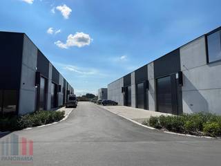 Nieuwbouw KMO-unit met een oppervlakte van +/- 136 m² te koop, de unit maakt deel uit van de gloednieuwe KMO-site <strong>"CLARYSSE BUSINESS PARK"</strong> en is uitstekend gelegen langs de Brugsesteenweg (N50) en biedt moderne en hoogwaardige KMO-units. <br />Het project bestaat uit 38 KMO-units met oppervlaktes van 90 m² tot 488 m², eventueel samen te voegen tot grotere entiteiten. <br /><br />De casco loodsen zijn opgebouwd uit een staalconstructie in combinatie met betonwanden en architecturale sandwichpanelen en hebben een vrije hoogte van +/- 6 m. Elk magazijn is toegankelijk via een automatische sectionale poort (4m B x 4,5 m H) met geïntegreerde loopdeur of met aparte toegangsdeur met bovenliggende raampartij. Daarnaast zijn de units voorzien van een lichtstraat met rookluik (brandklasse C), geïsoleerd steeldeck, polybetonvloer, aansluitingen voor water, elektriciteit en een afvoer.<br /><br />Per twee units wordt er een regenwaterput van 5.000 L voorzien en optioneel kunnen er zonnepanelen geplaatst worden. <br />De unit heeft 1 vaste parkeerplaats !!!<br /><br />Beschikbaar bij akte.<br /><br />Contacteer PANORAMA B2B voor bijkomende inlichtingen of een vrijblijvend plaatsbezoek 050 300 800.