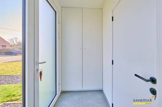 Deze gezellige nieuwbouwwoning is een ideale gezinswoning. Op de gelijkvloerse verdieping vinden we een gezellige open leefruimte en berging terug...