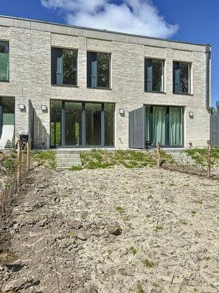 Uniek gelegen nieuwbouwwoning aan het water en tussen het groen, bestaande uit een inkomhal met gastentoilet, lichtrijke leefruimte met eet-...