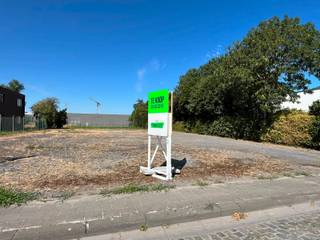 NIEUWE VOORWAARDEN!<br /><br />Uniek perceel bouwgrond van 1.500 m² (25m breed x 60m diep, aan 265€/m²) met in het verlengde een gelijklopend, aanpalende groenzone van 1.000 m² (25m breed x 40m diep aan 50€/m²) in residentiële omgeving, perfect rechthoekig. Gelegen op een uitstekende locatie schuin over villawijk Eikhofstraat en langs de verbindingsbaan Diksmuide-Ieper, biedt dit perceel tal van mogelijkheden (zoals vrije beroepen, dokters, advocaten, tandartsen, architecten, boekhouders, eveneens particulieren...).<br /><br />De aanpalende 1000 m² aan tuingrond kan bijgekocht worden voor €50.000.<br /><br />Voordelen van de locatie:<br /><br />1. Op 10km van de kust, 10km van de autosnelweg, en in vlotte verbinding naar de belangrijkste steden.<br /><br />2. Slechts 3 minuten met de auto naar het gezellige centrum van Diksmuide, met z'n grote Markt, talrijke horecazaken en winkels, openbaar vervoer, scholen en meerdere recreatieve activiteiten, sportbeoefeningen en ontspanning.<br /><br />3. Op 3km van het prachtige natuurreservaat de Blankaart, ideaal voor de natuurliefhebbers.<br /><br />4. Ook interessant als veilige belegging.
