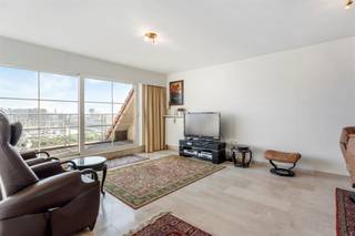 Uitzonderlijk ruim en luxueus afgewerkt woonappartement (182m2) met grote zonnige terrassen en wijdse zichten op de polders, de jachthaven en de...