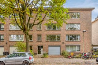 Twee-slaapkamer appartement in een rustige buurt van Mortsel.Indeling:Via de hal heeft men toegang tot alle ruimtes van het appartement. De...