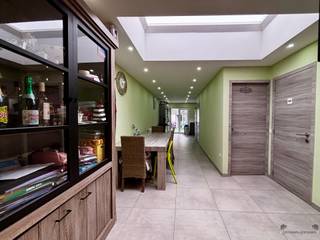 <p><span>Op zoek naar een instapklare woning met alle hedendaags comfort op een centrale ligging? Dan is deze gezellige rijwoning in Hamme zeker een bezoek waard!</span></p><p><span>Deze verzorgde woning beschikt over 3 slaapkamers, een volledig vernieuwde aanbouw uit 2022, zonnepanelen en een gunstig EPC-label B.<br />Bij het betreden van de woning komt u terecht in de gezellige leefruimte, die aansluit op de eetplaats. De vernieuwde aanbouw uit 2022 vormt een absolute meerwaarde en omvat een moderne, volledig uitgeruste keuken en een stijlvolle badkamer met ruime inloopdouche.<br />Op de eerste verdieping bevinden zich twee slaapkamers. De ingerichte zolderverdieping biedt een derde slaapkamer met een bijkomende sanitaire ruimte.<br />Buiten geniet u van een onderhoudsvriendelijk stadstuintje, ideaal om in alle rust te ontspannen of gezellig buiten te zitten.</span></p><p><span>Extra troeven van deze woning:</span></p><ul><li><span>3 slaapkamers</span></li><li><span>Volledig vernieuwde aanbouw in 2022</span></li><li><span>Moderne, ingerichte keuken</span></li><li><span>Vernieuwde badkamer met inloopdouche</span></li><li><span>Zonnepanelen</span></li><li><span>Energiezuinig met EPC-label B</span></li><li><span>Onderhoudsvriendelijke tuin</span></li><li><span>Instapklaar en onmiddellijk bewoonbaar</span></li><li><span>Centrale ligging in Hamme, nabij winkels, scholen en andere voorzieningen</span></li></ul><p><span>Een ideale woning voor starters, jonge gezinnen of wie op zoek is naar een comfortabele, energiezuinige woning zonder grote renovatiewerken.</span></p><p><span> </span></p><p><span>Bekijk ook onze visuele tour: <span>https://web-player.walkly.app/VoT9ChdTkk3ayg4RKdVj/oscpuK9Wj3BbsDDExWAc/ww/public</span></span><span> </span></p>