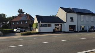 Bent u op zoek naar een commercieel pand op een strategische locatie met uitstekende zichtbaarheid? Dit handelspand aan de Weg naar As in Genk, ter hoogte van Bret-Gelieren, biedt met een oppervlakte van ca. 85 m² tal van mogelijkheden voor ondernemers, zelfstandigen en vrije beroepers. Dankzij de polyvalente indeling kan het pand onder meer dienstdoen als kantoor, praktijkruimte, schoonheidssalon, kapsalon, opslagruimte of magazijn.<br /><br /><strong>Indeling</strong><br />Het pand heeft een oppervlakte van ca. 85 m² en beschikt over een ruime centrale handelsruimte die flexibel kan worden ingericht naargelang de gewenste activiteit.<br /><br />Daarnaast zijn er twee afzonderlijke ruimtes aanwezig, momenteel geschikt als bureel en opslagruimte. Hierdoor kan een duidelijke scheiding worden gemaakt tussen de commerciële activiteit, administratie en stockage.<br />Verder zijn de nodige voorzieningen voor sanitaire aansluitingen aanwezig, waardoor het pand verder kan worden ingericht in functie van de toekomstige activiteit.<br /><br />Dankzij de praktische indeling leent het geheel zich tot uiteenlopende professionele doeleinden. Of u nu op zoek bent naar een representatieve kantoor- of praktijkruimte, een locatie voor een schoonheids- of kapsalon, of voornamelijk nood heeft aan opslag- of magazijnruimte: het pand kan flexibel worden aangepast aan uw noden.<br /><br /><strong>Technische informatie</strong><br />Het handelspand beschikt over een totale oppervlakte van ca. 85 m², verdeeld over de handelsruimte, een afzonderlijk bureel en een opslagruimte. Voorzieningen voor sanitaire aansluitingen zijn reeds aanwezig. De huurprijs bedraagt € 1.050 per maand. EPC-label F.<br /><br /><strong>Buurtinformatie</strong><br />De ligging aan de Weg naar As vormt één van de belangrijkste troeven van dit pand. Deze drukke en gekende verbindingsas in Genk zorgt voor een uitstekende visibiliteit en bereikbaarheid, wat bijzonder interessant is voor ondernemingen die zichtbaar aanwezig willen zijn.<br /><br />Het pand bevindt zich ter hoogte van Bret-Gelieren, op korte afstand van Genk-Centrum en met een vlotte aansluiting naar de belangrijkste verbindingswegen. Hierdoor is de locatie gemakkelijk bereikbaar voor zowel klanten, leveranciers als medewerkers.<br /><br />Een strategische locatie voor ondernemers die op zoek zijn naar een polyvalente bedrijfsruimte waar bereikbaarheid, zichtbaarheid en flexibiliteit samenkomen.<br />Bent u op zoek naar een handelspand, praktijkruimte of opslagruimte op een uitstekend zichtbare locatie in Genk? Contacteer ons via 089 69 30 01 of info@consimmo.be voor meer informatie of een bezoek ter plaatse.