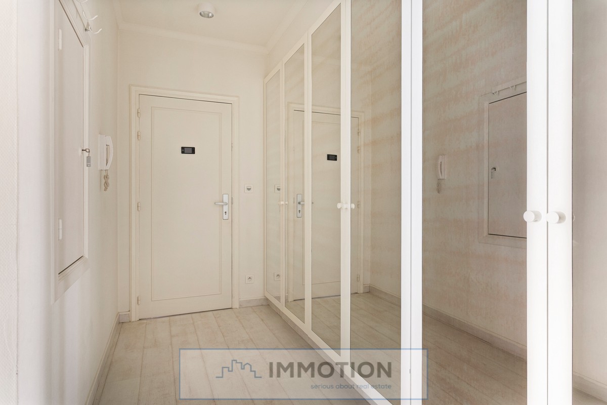 Mooi 1-slaapkamer appartement met parking aan het Overbekeplein. - photo 3