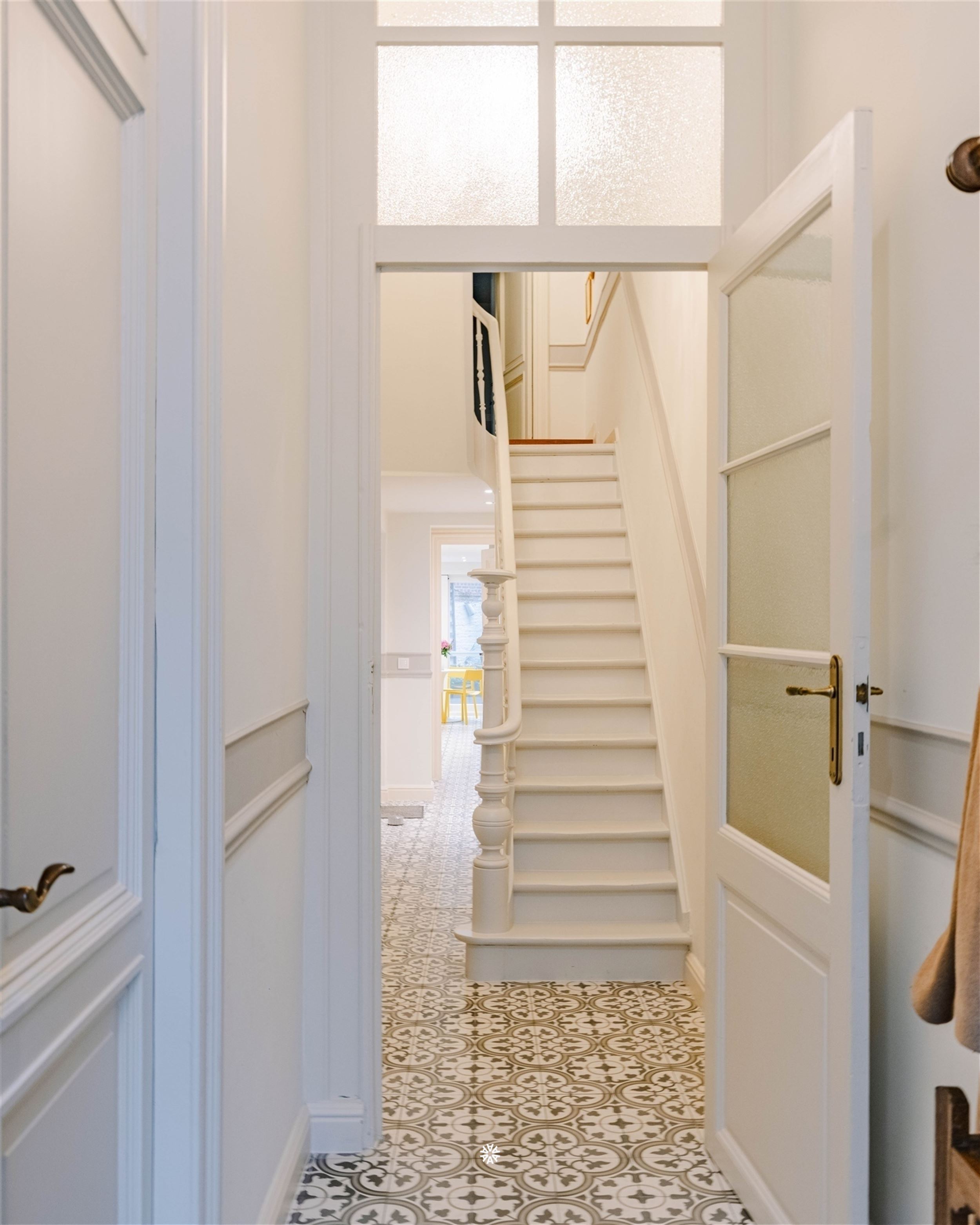 Karaktervolle burgerwoning op het mooiste pleintje van de stad - foto 3