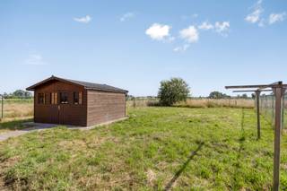 <p>Gelegen in een groene en open omgeving, vinden we deze charmante open bebouwing.</p><p> </p><p>Vooraan is een ruime, verwelkomende oprit. De inkomhal geeft toegang tot de ruime woonkamer met aansluitende de eetruimte en vernieuwde keuken. Achteraan is een ruime bergplaats en veranda aanwezig. Op de eerste verdieping geeft de nachthal toegang tot 3 kamers en een badkamer. De ruime zolder geeft de mogelijkheid tot het creëren van extra kamers. Bovendien is er nog een kelderberging aanwezig, alsook een ruime garage. Met het wijds uitzicht vanuit de tuin komt u helemaal tot rust!</p><p> </p><p>Op deze woning rust een renovatieverplichting. De koper wordt erop gewezen dat het goed binnen zes jaar vanaf de authentieke akte het minimale energieprestatieniveau label D moet halen.</p><p>Stedenbouwkundige info: Vg - WgLk -Gmo- GvKr - Gvv</p>