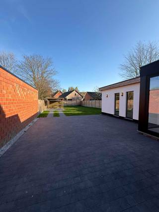 Kijkweekend op afspraak – zaterdag 31 januari<br /><br />Deze woning wordt opnieuw te koop aangeboden aangezien de vorige verkoop niet tot akte is gekomen.<br />Interesse? Ontdek de woning tijdens het kijkweekend op zaterdag 31 januari, uitsluitend op afspraak.<br /><br />📞 Dennis Linden – 0489 06 24 64<br />📧 LindenDennis@hotmail.com<br /><br />Deze prachtig gerenoveerde halfopen woning combineert comfort, ruimte en een ideale ligging tussen stad en natuur. Gelegen op een perceel van 545 m² en met een woonoppervlakte van 210 m² biedt deze woning alle ruimte die je nodig hebt – zowel binnen als buiten.<br /><br /><br />Oorspronkelijk gebouwd in 1970, werd de woning eind 2024 volledig vernieuwd met oog voor stijl, duurzaamheid en hedendaags wooncomfort. Grote raampartijen zorgen voor een overvloed aan natuurlijk licht en geven de woning een warme, uitnodigende sfeer.<br /><br />De open, centraal gelegen keuken sluit naadloos aan op de leefruimte – perfect voor gezellige momenten met familie en vrienden. Er zijn drie ruime slaapkamers en twee moderne badkamers, wat deze woning uitermate geschikt maakt voor gezinnen of wie gewoon graag wat extra ruimte heeft.<br /><br />De woning beschikt over een kelder, zolder, zonnepanelen, een carport en een ruime oprit. Dankzij de goede isolatie en energiezuinige ingrepen geniet je van een EPC-label B.<br /><br />Uniek is de ligging: op wandelafstand van de Vrijheid én omringd door groene bossen en uitgestrekte velden – een zeldzame combinatie van rust, natuur en bereikbaarheid