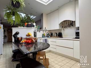 Gezellige instapklare woning met 3 slaapkamers in de Pius X wijk te Kortrijk. <br /><br />De woning heeft een inkomhall, lichtrijke open leefruimte met keuken en een badkamer met lavabomeubel en douche. Er is een afzonderlijk toilet. Op de eerste verdieping vinden we 2 slaapkamers, op het tussenverdiep is er nog een slaapkamer. De zolder is op vandaag niet ingericht maar biedt tal van mogelijkheden door de vaste trap die al aanwezig is. De woning heeft ook een praktische kelder.<br /><br />Een leuke extra is het achtertuintje/terras mét buitenbar!<br /><br />Dankzij het EPC D is er op vandaag geen renovatieplicht.<br /><br />Parkeren kan voor de deur, of er kan in de buurt een garage gehuurd worden.