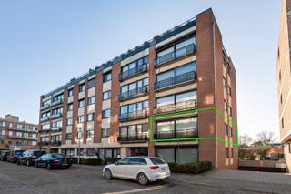 Dit stijlvol gerenoveerde appartement met een bewoonbare oppervlakte van ca. 110 m² is centraal, doch rustig gelegen in Schoten. Gelegen in een goed onderhouden gebouw met lift, combineert dit appartement comfort, ruimte en een hoogwaardige afwerking.<br /><br /><strong>Indeling</strong><br />Via de ruime inkomhal met ingemaakte vestiairekast en apart gastentoilet (met handenwasser) betreedt u het appartement.<br /><br />Achter een elegante glazen deur bevindt zich de riante en lichtrijke woonkamer, afgewerkt met een keramische parketvloer, die zorgt voor een warme en tijdloze uitstraling.<br />De open leefkeuken is hyper-geïnstalleerd en voorzien van kwaliteitsvolle toestellen van AEG en Novy, waaronder een vaatwasser, zelfreinigende oven, koelkast, diepvriezer, inductiekookplaat en dampkap.<br /><br />De badkamer is ruim en stijlvol ingericht met een inloopdouche en een lavabomeubel met spiegelkast.<br /><br />Verder beschikt het appartement over twee volwaardige slaapkamers, eveneens afgewerkt met een doorlopende keramische parketvloer. Achteraan bevindt zich een terras aan de tweede slaapkamer, terwijl u vooraan geniet van een balkon aan de woonkamer.<br /><br />Tot slot is er een privatieve kelderberging en een ondergrondse garage welke verplicht erbij aan te kopen is voor € 25.000.<br /><br /><strong>Bijzonderheden</strong><br />+ Volledig en stijlvol gerenoveerd (2019)<br />+ Nieuwe ramen met vliegenramen<br />+ Centrale, doch rustige ligging<br />+ Goed onderhouden gebouw met lift<br />+ Ruim en lichtrijk appartement<br />+ Ondergrondse garage en kelderbering<br />Bew. opp. volgens EPC