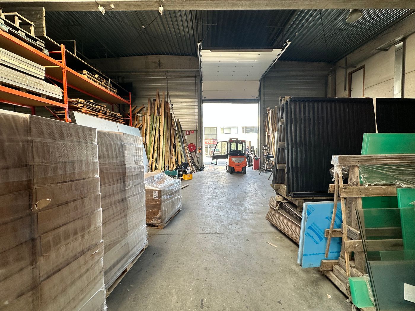 1.050 m² magazijn met 220 m² kantoren te huur - foto 3