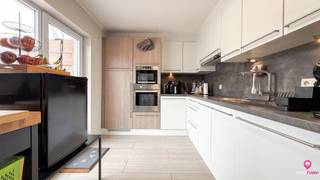 Bij ImmoFusion 7/7 “open huis” : klik op onze 3D-TOUR. Ervaar vastgoed alsof je er zelf doorloopt!<br /><br />In het hart van Helchteren, aan de Helzoldstraat 16 bus 1.2, bevindt zich dit verzorgde en direct bewoonbare appartement met een eigen garage en een ruim terras. Door de goede ligging zijn winkels, scholen, buurtvoorzieningen en openbaar vervoer snel en gemakkelijk bereikbaar. Bovendien liggen de E313 en E314 op korte afstand, wat zorgt voor een vlotte verbinding naar omliggende steden.<br /><br />Via de inkomhal kom je binnen in het appartement, waar ook een apart toilet aanwezig is. De woonruimte geniet van veel natuurlijk licht en biedt voldoende plaats om een gezellige zithoek te creëren. De keuken is afzonderlijk en praktisch ingericht, met voldoende werkruimte. Van hieruit heb je toegang tot het terras, een fijne plek om even te ontspannen of buiten te eten. Op het gelijkvloers is er bovendien een extra opbergruimte, handig voor voorraad of huishoudmateriaal.<br /><br />Op de boven verdieping van het appartement bevinden zich twee ruime slaapkamers, elk met voldoende ruimte voor een groot bed en kasten. De badkamer is voorzien van een inloopdouche en is praktisch ingericht voor dagelijks comfort.<br /><br />Achteraan het gebouw bevindt zich de garage die exclusief bij het appartement hoort en die mee inbegrepen is in de prijs. Deze biedt niet alleen parkeergelegenheid, maar ook extra opbergruimte.<br /><br />Pluspunten:<br />- Gelegen in het centrum van Helchteren<br />- Praktische keuken met toegang tot buitenruimte<br />- Aangenaam en ruim terras<br />- Twee comfortabele slaapkamers<br />- Eigen garage inbegrepen<br />- Goede bereikbaarheid via E313 en E314<br /><br />Voor meer informatie? Neem gerust contact op met Immofusion op het nummer 078 78 78 70.