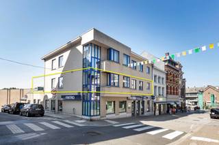 Cet appartement d'angle spacieux et lumineux situé au premier étage a une surface habitable de pas moins de 119 m2. <br />Le hall d'entrée (avec toilettes séparées) donne accès à un vaste espace de vie ouvert. Les nombreuses fenêtres et son emplacement à l'angle du bâtiment créent une sensation lumineuse et agréable. La cuisine est équipée de tout le confort moderne. A côté se trouve un débarras/buanderie avec les équipements nécessaires pour un lave-linge/sèche-linge. <br />Le hall d'entrée mène à la première chambre double spacieuse avec accès à une agréable et grande terrasse orientée au sud. Cette chambre peut également servir d'espace de travail ou de bureau. <br />Depuis l'espace de vie, vous avez accès à la salle de bains et à la deuxième chambre spacieuse via un hall de nuit. <br /><br />Atouts supplémentaires : <br />- parfaitement entretenu<br />- label B epc favorable <br />- appartement sans amiante<br />- chauffage central avec chaudière à gaz à condensation à haut rendement et vannes thermostatiques<br />- faibles charges générales (pas de frais d'entretien des ascenseurs) dans cette petite résidence de deux appartements seulement. <br />- mobiscore 8.9/10 : a.o. 5 écoles dans un rayon de 650m, arrêt de bus à 140m, entre centre commercial et Grand Place, ... <br />- possibilité de louer un parking couvert à 50m.<br />Vous souhaitez obtenir des informations complémentaires ou visiter l'immeuble ? Veuillez répondre via le clic « prendre rendez-vous » sur cette page. Je vous contacterai pour fixer un rendez-vous. Contact Pieter Cardoen, 0475 36 12 52, pieter@cornelis-partners.be