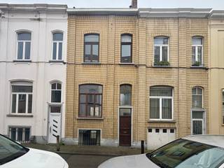 Charmante et spacieuse maison à Etterbeek, idéalement située à quelques pas de la place Jourdan et le quartier européen, dans une rue calme...