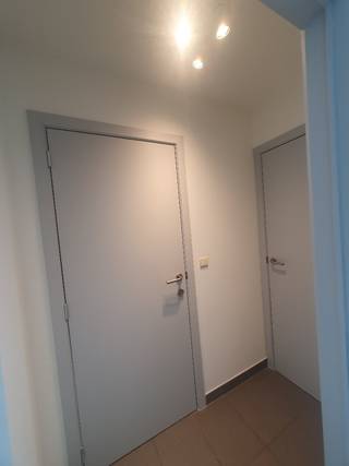 Modern recent appartement (+/78m²) op 2de verdiep met inkomhal + aparte vestiaire, 2 slpk.'s (één grote + één kleine), open keuken met toestellen (combi microgolfoven, kookv, dampkap, ijskast), living +/- 32m² gevloerd, moderne badkamer met inloopdouche + toilet + lavabomeubel in wengé hout, kleine berging/wasplaats, privé-terras achteraan. Het appartement is beschikbaar vanaf 1/09/2026 of evt. vanaf 15/08 na schilderwerken door eigenaar <br />Huurprijs: 900€ + 35€ syndic/servicekosten = 935€/m<br />syndic: incl. keuring lift, kuisvrouw per 2w, minuterie gem.delen<br />EPC: 119 kWh/m² (energielabel B - zeer goede score)