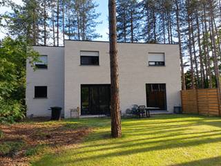 Prachtige instapklare, energiezuinige nieuwbouwwoning (2025) EPC: A - VERKOOP ONDER REGISTRATIE (Geen BTW!)<br />In een rustige groene omgeving met alle hedendaagse voorzieningen, op een perceel van 1066m2.<br />Gelegen tussen Gooreind en Wuustwezel.<br />GELIJKVLOERS: inkomhal met gastentoilet. Berging met zij-ingang. Lichte woonkamer met aansluitend open keuken. Bureau/ hobby ruimte. Badkamer.<br />VERDIEPING: 4 slpk, ruime badkamer, Praktische technische ruimte.<br />Kenmerken:<br />Warmtepomp<br />Zonnepanelen<br />Vloerverwarming, zowel boven als beneden.<br />2 regenwaterputten 7500l 5000l waarop 3 toiletten, wasmachine en buitenkranen zijn aangesloten.<br />Kruipruimte<br />Verkoop onder registratie<br />De woning vraagt nog enkele esthetische afwerkingen o.a. de in beton gegoten trap nog te bekleden naar eigen smaak.<br />Bezichtigen na afspraak: